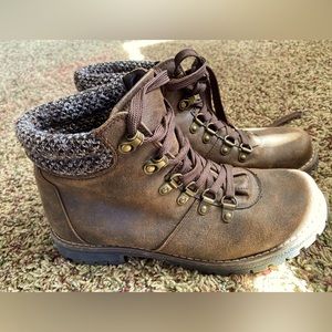 Size 8med women’s boots.  Sonoma